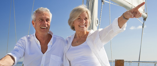 Älteres Ehepaar auf einem Segelboot