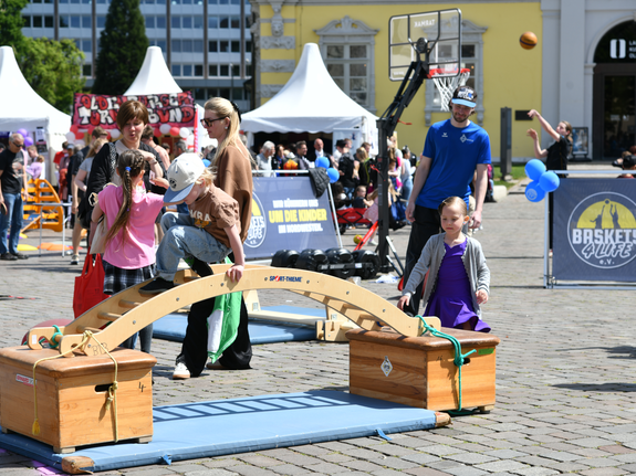 Auf dem Schlossplatz in Oldenburg klettern Kinder über ein Gerüst auf dem Oldenburger Sportsommer.