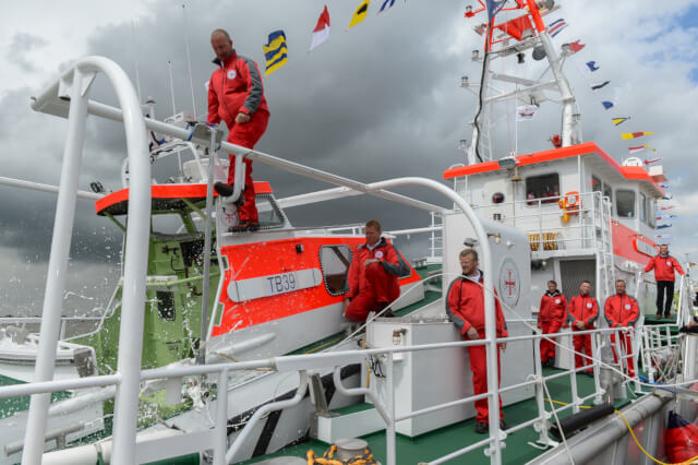 Besatzung eines Seenotrettungskreuzers auf ihrem Boot