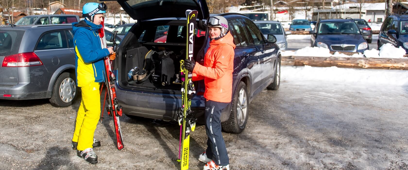Skifahrer am Auto mit Ausrüstung für den Skisport
