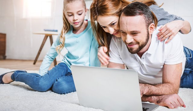 Familie am Laptop