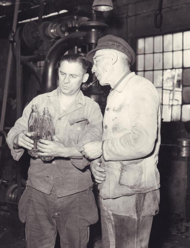 Mitarbeiter der Glashütte bei der Flaschenproduktion. Foto: Firmenarchiv