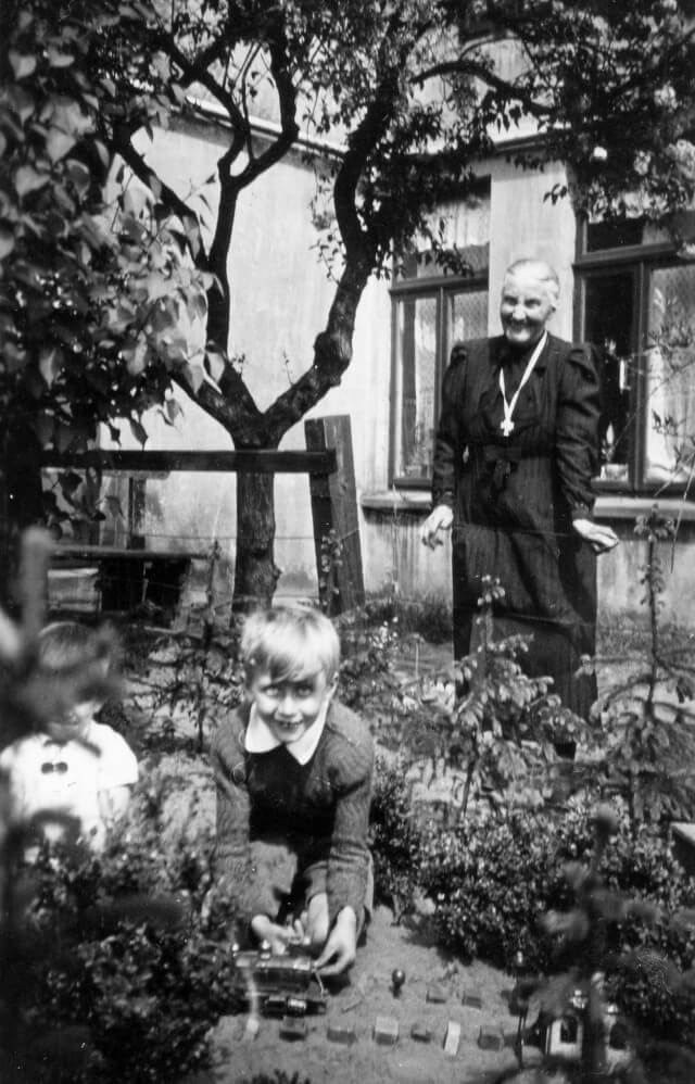 Horst Janssen als Kind mit seiner Oma im Garten