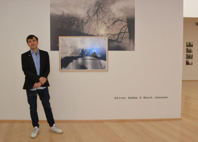 Oliver Godow vor seinem Werk in der Ausstellung