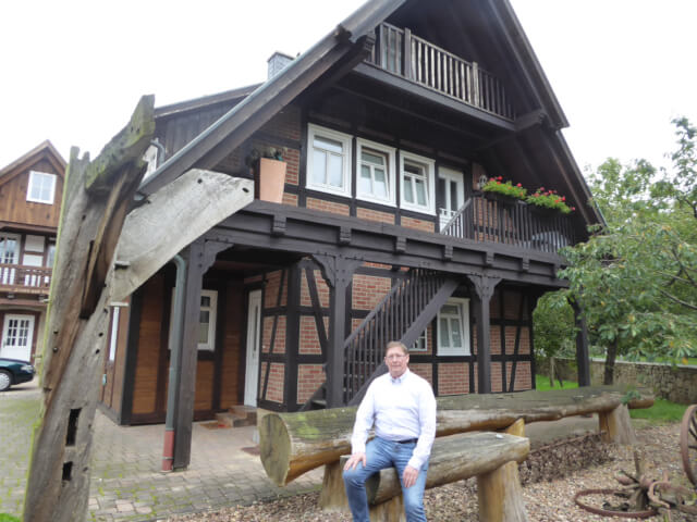 Ludger Olberding vor einem seiner Fachwerkhäuser in Mühlen
