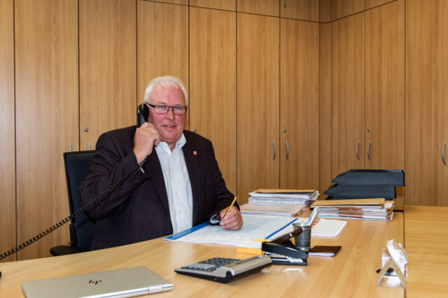 Gerhard Brinkmann am Schreibtisch