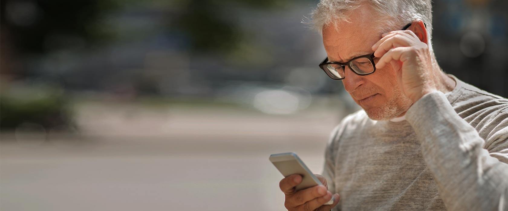 Mann guckt auf Smartphone