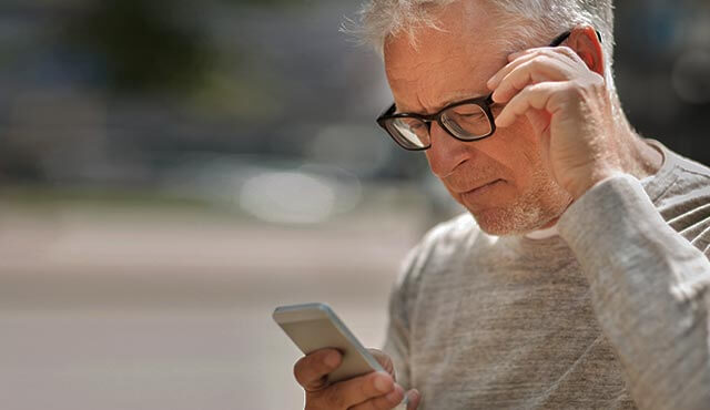 Mann guckt auf Smartphone