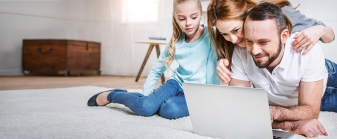 Familie vor Laptop