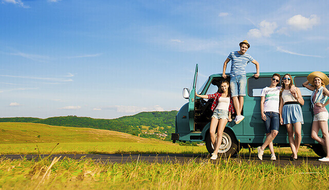 Junge Leute mit Auto in der Natur