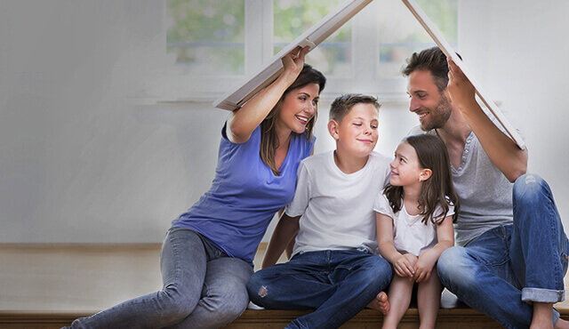 Familie hält Dach über die Köpfe