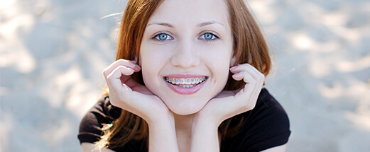 Junge Frau mit Zahnspangen-Lächeln