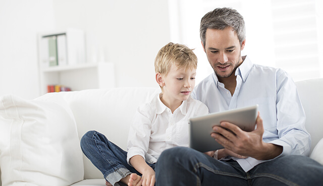 Vater und Sohn mit einem Tablet