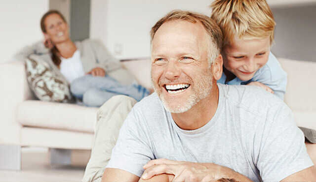 Vater spielt mit Sohn