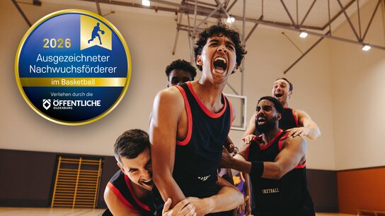Eine Gruppe jugendlicher Basketball-Spieler feiert in der Halle. Danaben ist das Logo "Ausgezeichneter Nachförderer im Basketball".
