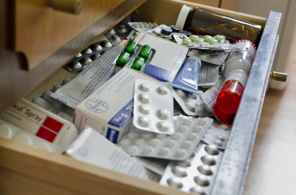 Offener Schublade voller Medikamenten, Blisterpackungen, Flaschen und Verpackungen in unordentlicher Anordnung.