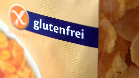 Glutenfreies Produkt mit einem goldenen Verpackungshintergrund und einem blauen Etikett.