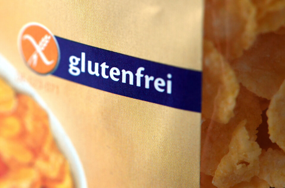 Glutenfreies Produkt mit einem goldenen Verpackungshintergrund und einem blauen Etikett.