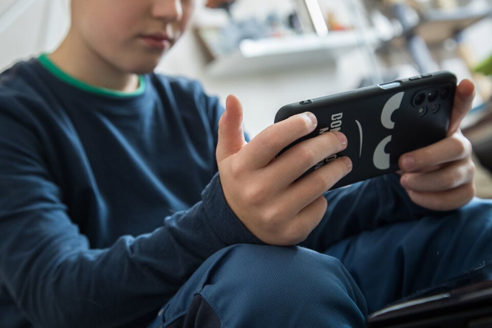Jugendlicher guckt auf Handy