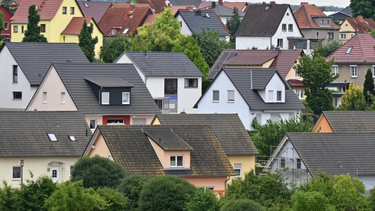 Blick auf viele Einfamilienhäuser, die etwas am Hang steht, sodass die vorderen etwas weiter unten als die dahinter.