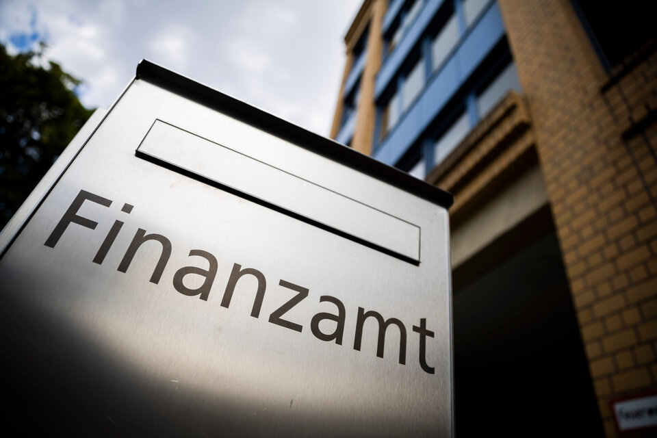 Briefkasten mit der Aufschrift Finanzamt vor einem Bürogebäude