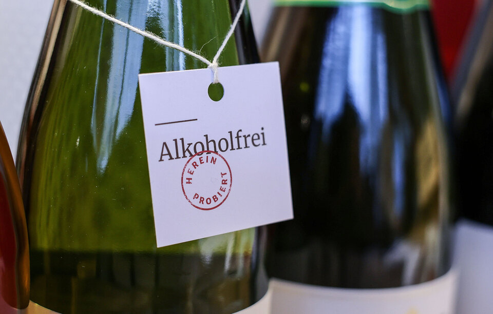 Ein Etikett an einer Flasche mit der Aufschrift „Alkoholfrei“ und dem Stempel „Hierin probiert“.