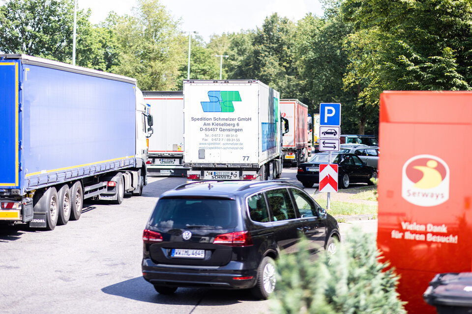 Autobahnparkplatz mit LKW und PKW