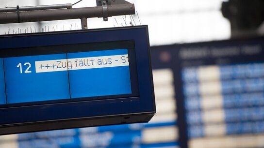 Anzeigetafel am Bahnhof zeigt, dass der Zug auf Gleis 12 ausgefallen ist.