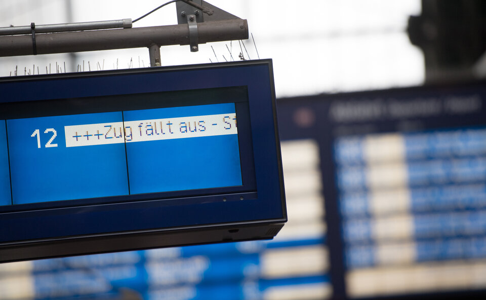 Anzeigetafel am Bahnhof zeigt, dass der Zug auf Gleis 12 ausgefallen ist.