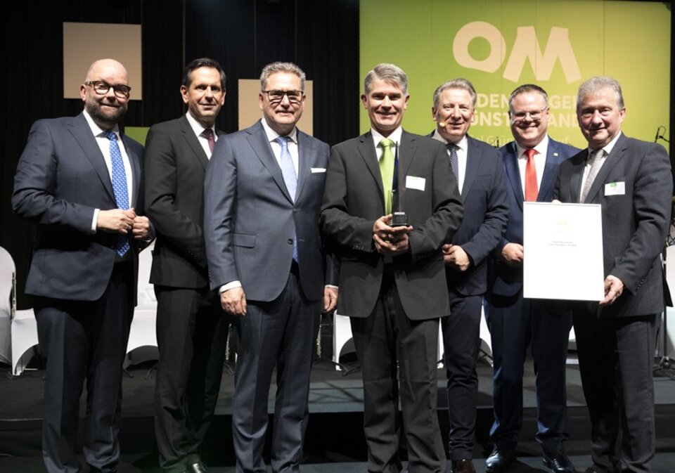 Mehrere Männer im Zug bei der letzten Preisverleihung vom Innovationspreis