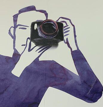 Ein schwarzer Kameraobjektiv steht auf einem grauen Hintergrund, umgeben von einer stilisierten, violetten Illustration einer Person.