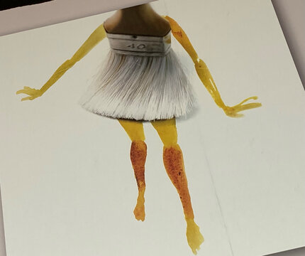 Eine kreative Darstellung eines künstlerischen Models mit einem weißen, flauschigen Kleid und farbigen, gemalten Beinen.