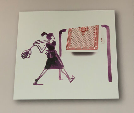 Frau mit Teppichklopfer, die auf eine rote Spielkarte zielt, angedeuteter Hintergrund in zarten Farben.