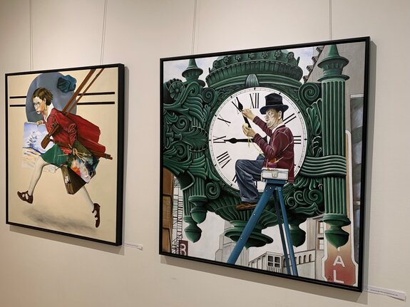 Zwei Bilder in einem Ausstellungsraum: links ein laufender junger Mann, rechts ein Uhrmacher an einer großen Uhr.