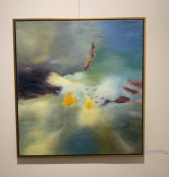 Abstrakte Malerei in sanften Blau- und Gelbtönen, die eine Traumlandschaft mit verschwommenen Formen darstellt.