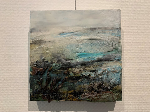 Abstrakte Landschaft mit sanften Blau- und Grautönen, texturierten Elementen und verschiedenen organischen Formen.