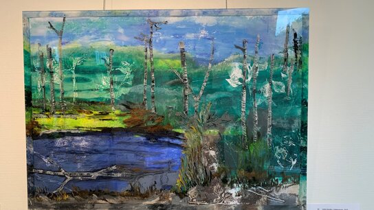 Lebhaftes Landschaftsgemälde mit einem blauen Teich, grünen Bäumen und sanften Hügeln im Hintergrund.