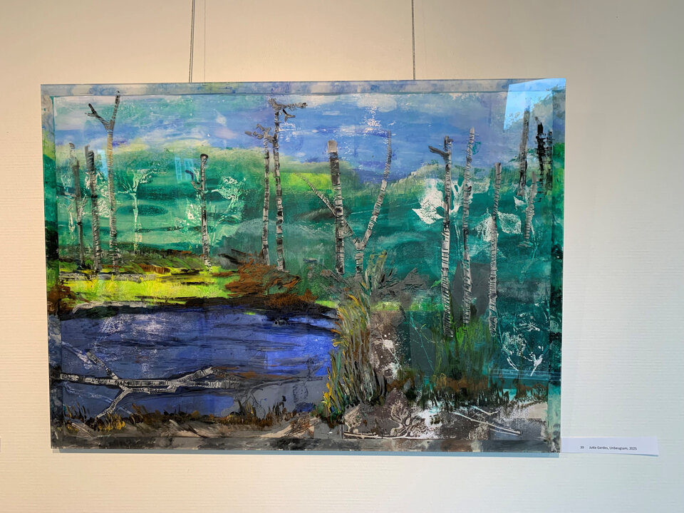 Lebhaftes Landschaftsgemälde mit einem blauen Teich, grünen Bäumen und sanften Hügeln im Hintergrund.