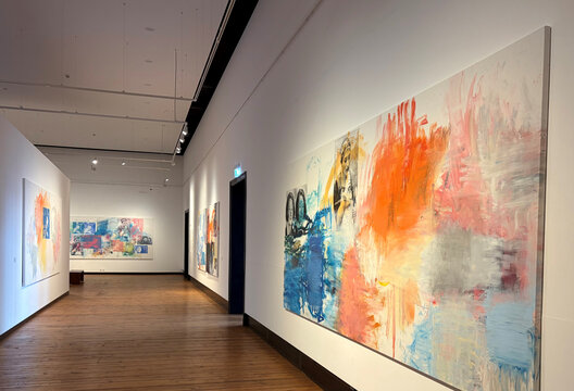 Ausstellungsansicht „Leyla Yenirce – Werdegang“