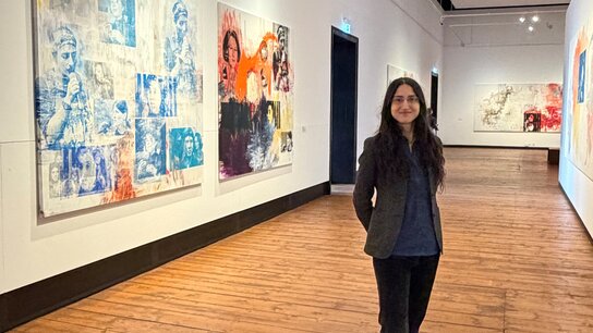 Die Künstlerin Leyla Yenirce in der Ausstellung „Leyla Yenirce – Werdegang“