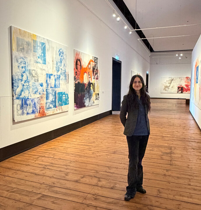 Die Künstlerin Leyla Yenirce in der Ausstellung „Leyla Yenirce – Werdegang“