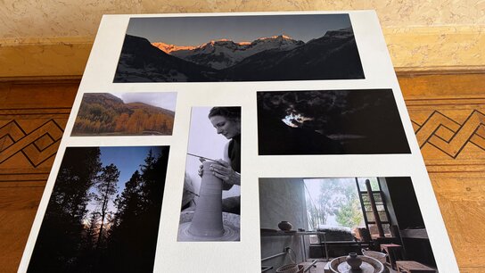 Sechs verschiedene Fotografien auf einem weißen Tisch, darunter Landschaften, Porträts und Innenräume.