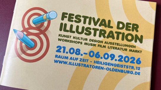  Einladung zum Festival der Illustration mit Daten, Veranstaltungsort und Internetadresse. Design mit Farbstiften und grafischen Elementen.