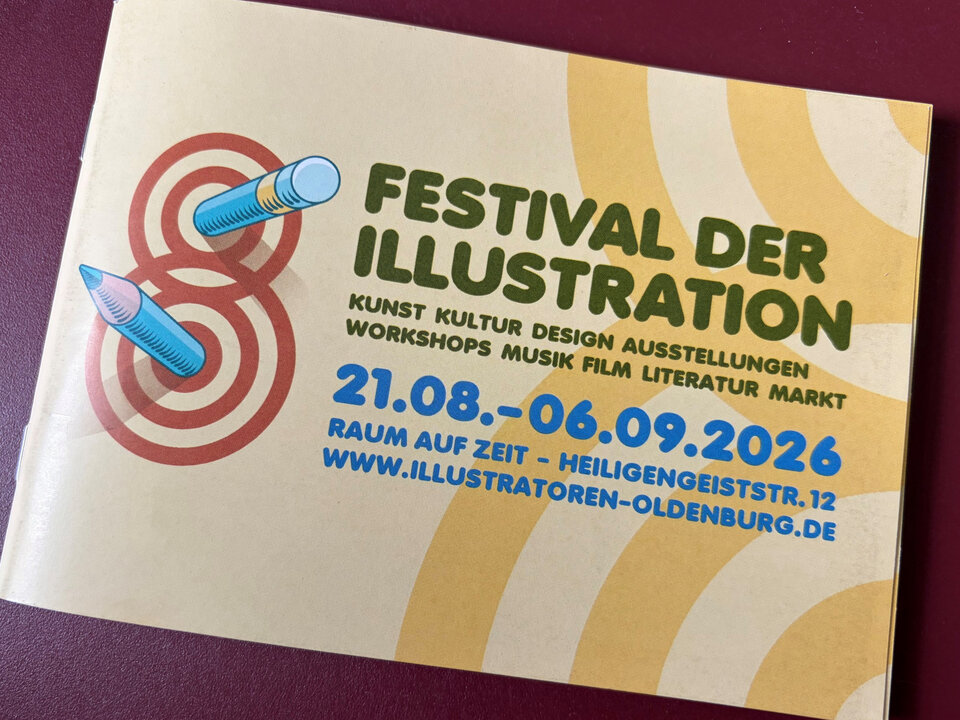  Einladung zum Festival der Illustration mit Daten, Veranstaltungsort und Internetadresse. Design mit Farbstiften und grafischen Elementen.