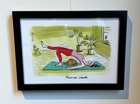 Illustration einer Frau in Yogapose auf einer Matte, umgeben von Pflanzen, mit dem Text "Personal Coach" darunter.