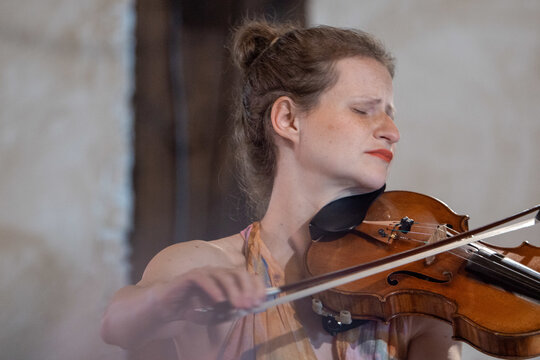 Violinistin Liv Migdal bei dem Gezeitenkonzert