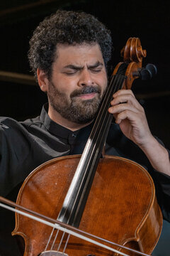 Cellist Ofer Canetti bei dem Gezeitenkonzert