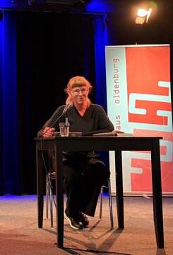 Monika Eden auf der Bühne beim Literarischen Landgang