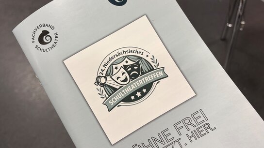 Programmheft für das 24. Niedersächsische Schultheatertreffen mit dem Motto „Bühne frei! Wir. Jetzt. Hier.“