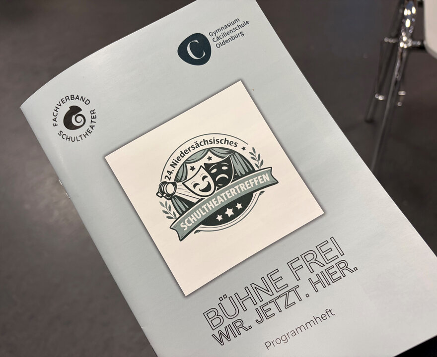 Programmheft für das 24. Niedersächsische Schultheatertreffen mit dem Motto „Bühne frei! Wir. Jetzt. Hier.“
